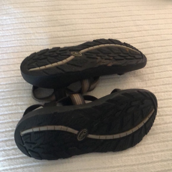 Woman’s black & gray strappy adjustable Chaco - Picture 9 of 9